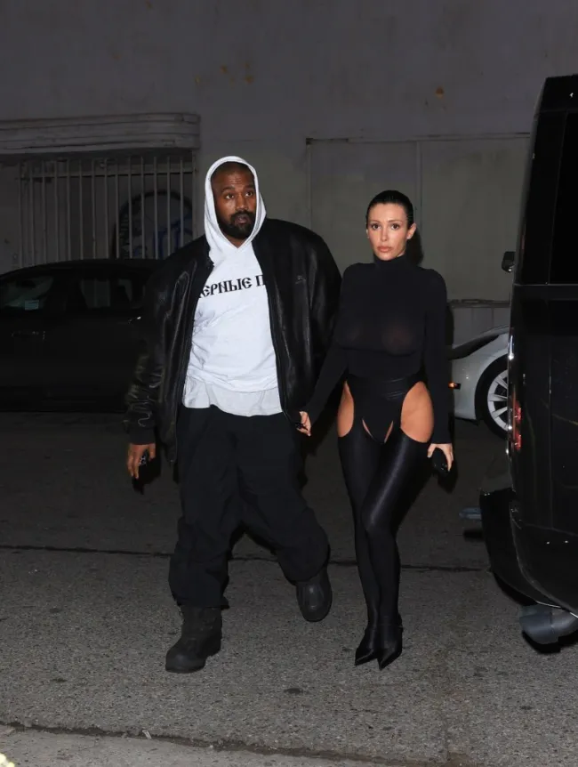 Kanye West y Bianca Censori con trajes negros