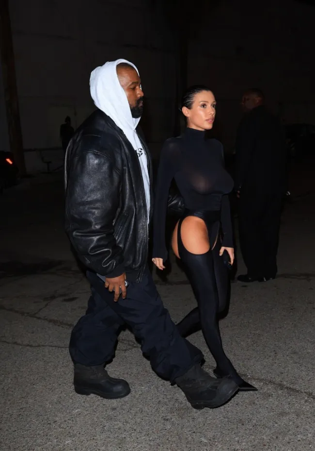 Kanye West y Bianca Censori con trajes negros