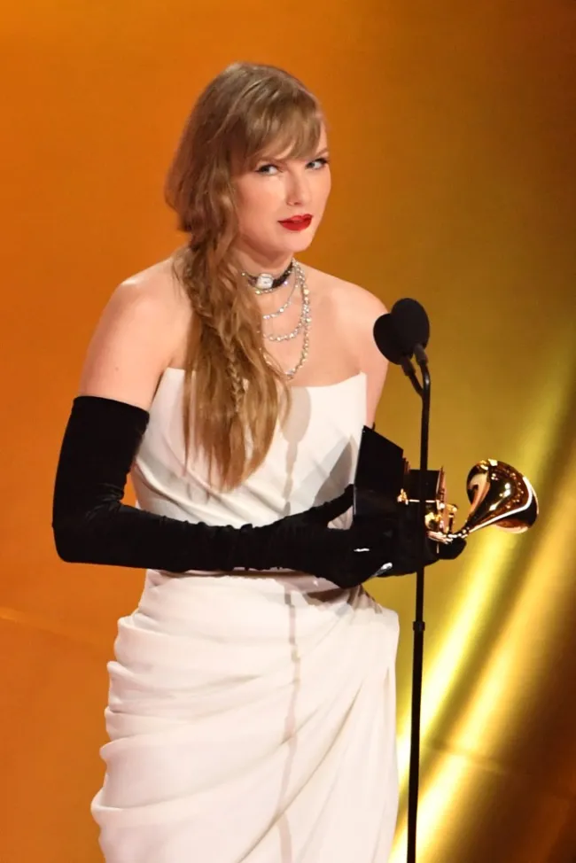 Taylor Swift acepta el premio al Mejor Álbum Vocal Pop en los Grammy 2024