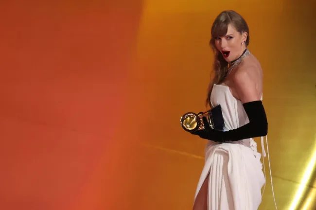 Taylor Swift acepta el premio al Mejor Álbum Vocal Pop en los Grammy 2024