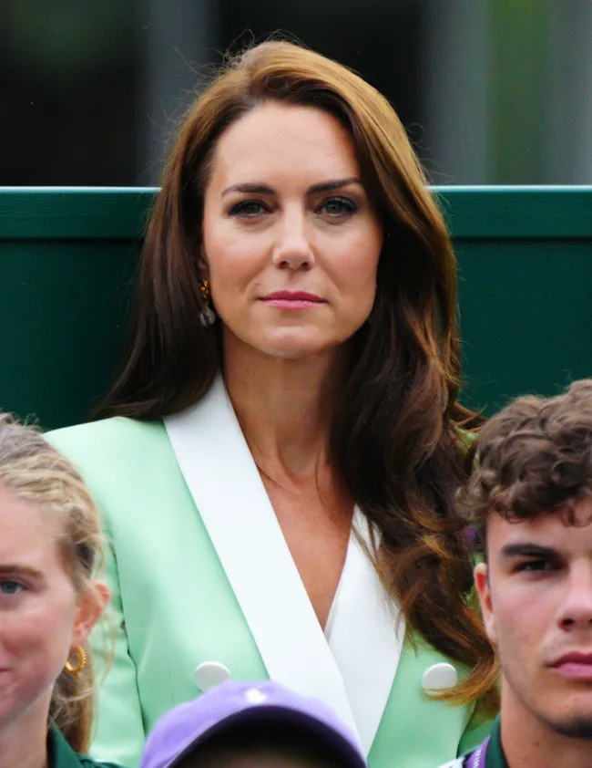 Kate Middleton viendo un partido de tenis en 2023.