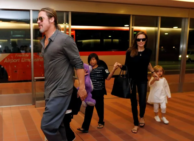 Brad Pitt, Angelina Jolie toman de la mano a los niños Knox Jolie-Pitt, Vivienne Jolie-Pitt y Pax Jolie-Pitt cuando llegan al aeropuerto internacional de Haneda.