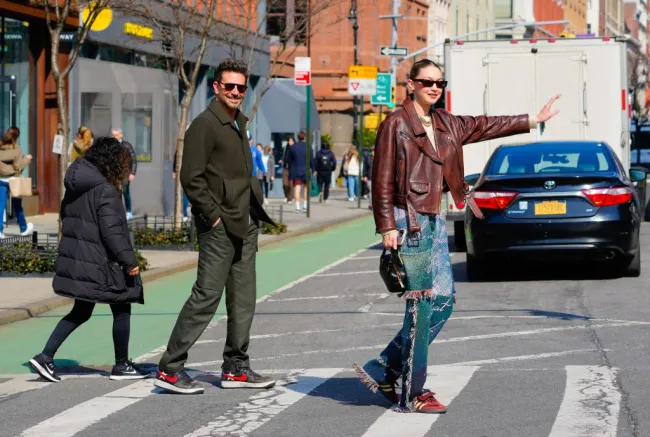 Gigi Hadid y Bradley Cooper en una calle de Nueva York.
