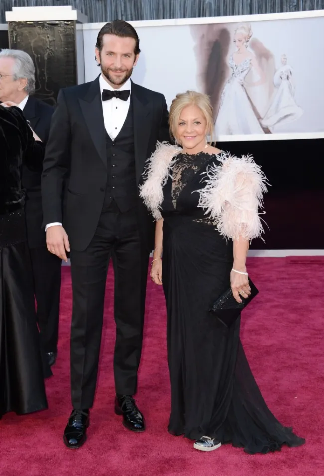 Bradley Cooper y Gloria Campano en la alfombra roja de los Oscar.