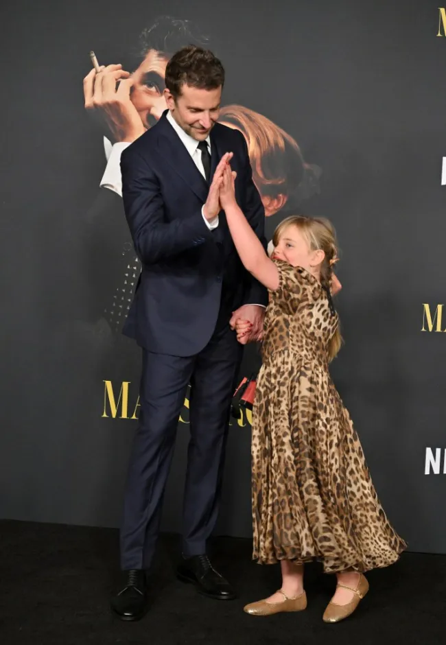 Bradley Cooper choca los cinco con su hija Lea De Seine.