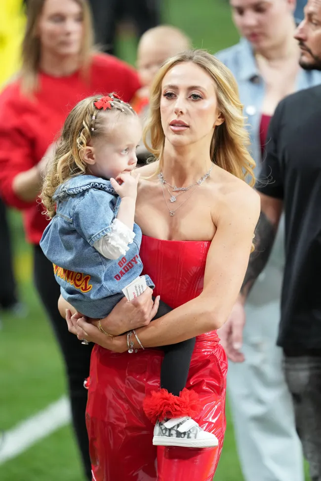 Brittany Mahomes sosteniendo a su hija Sterling.