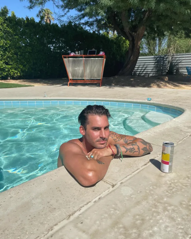 Max Boyens sentado en una piscina