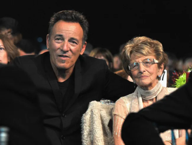 Bruce Springsteen y su madre, Adele.