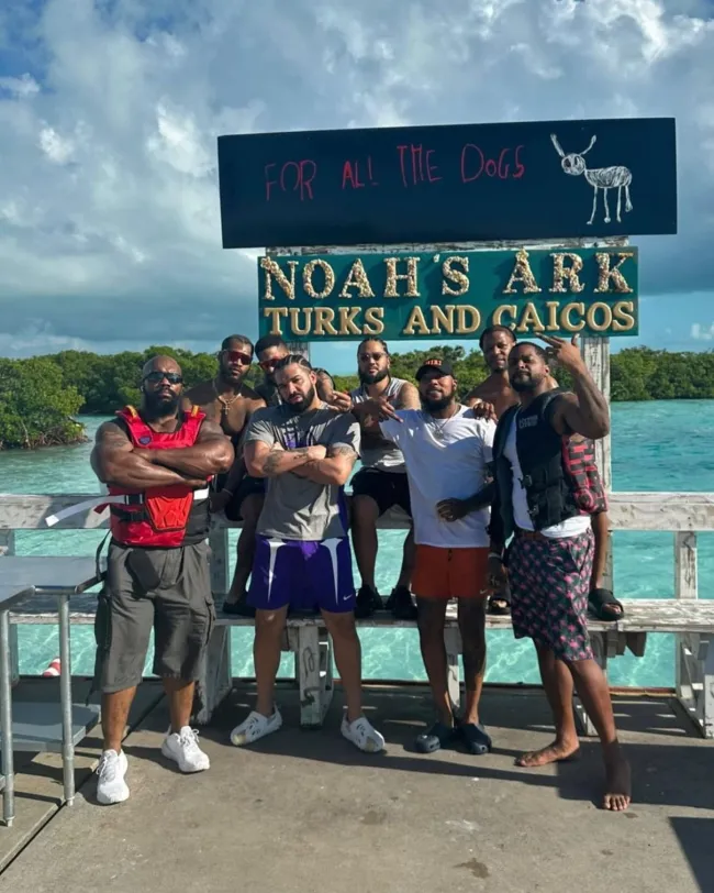 Drake de vacaciones con amigos.