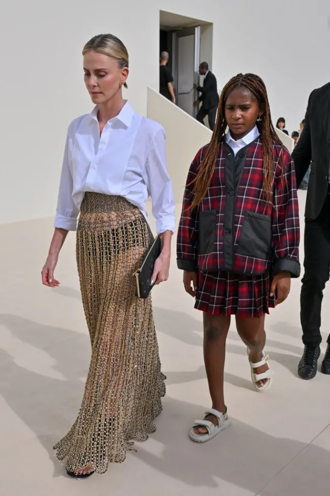 Charlize Theron con su hija Jackson en la Semana de la Moda de París