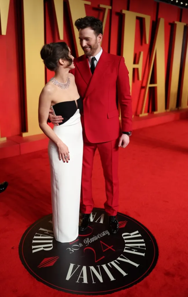 Chris Evans y Alba Baptista en la fiesta de los Oscar de Vanity Fair 2024.