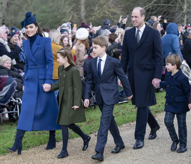 Kate Middleton y el príncipe William con sus tres hijos.