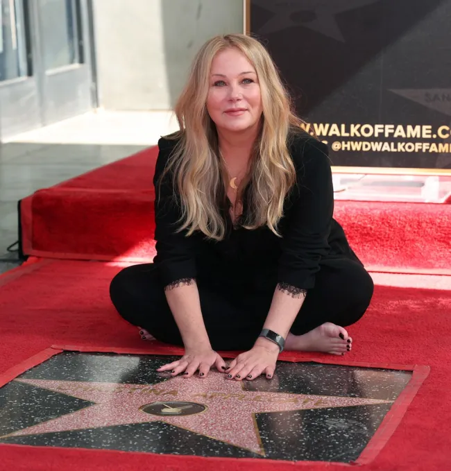 Christina Applegate posa con su estrella durante la ceremonia del Paseo de la Fama de Hollywood en 2022