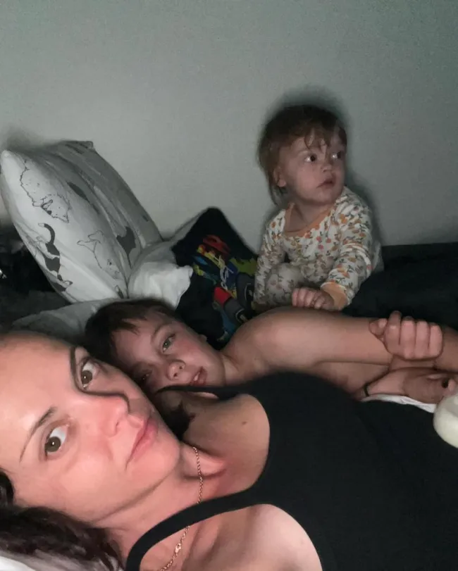 Christina Ricci se toma una selfie con su hijo Freddie y su hija Cleo.