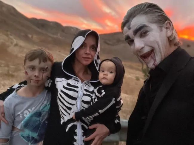 Christina Ricci y su familia de cuatro posan con disfraces de Halloween.