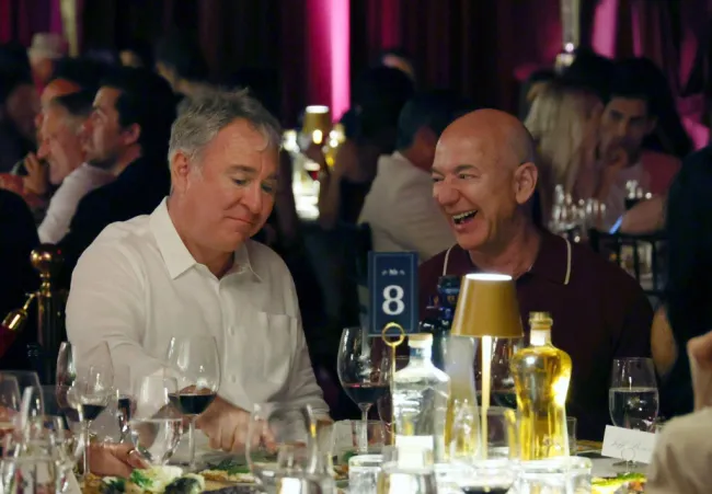 Jeff Bezos y Kn Griffen en Carbon Beach 2023.