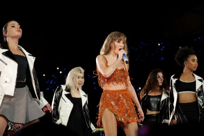 Taylor Swift en el escenario.