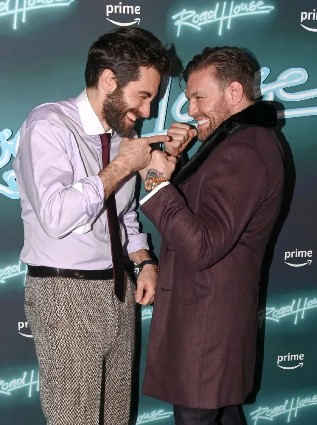 Conor McGregor y Jake Gyllenhaal sonriendo juntos.