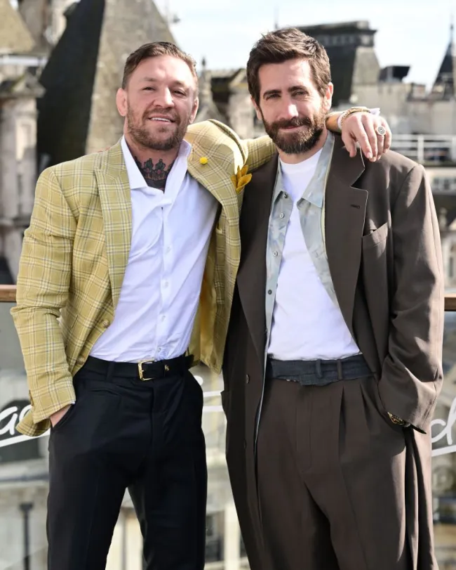 Conor McGregor y Jake Gyllenhaal posando.