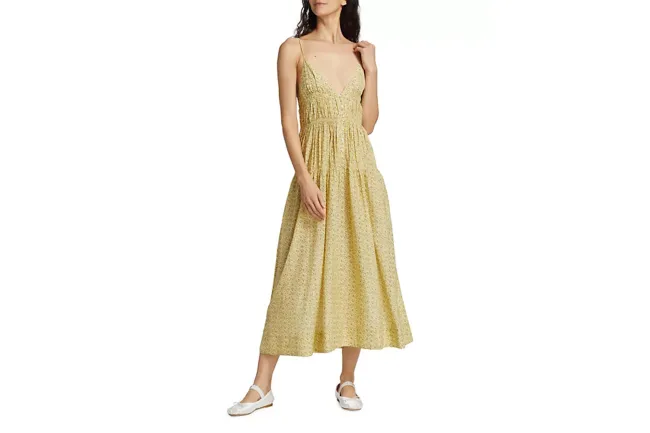 Un modelo con vestidos de verano amarillos.