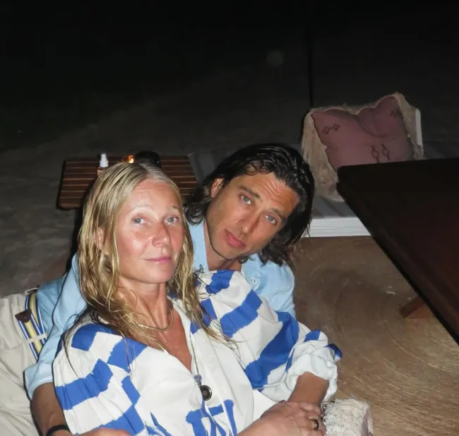 Brad Falchuk y Gwyneth Paltrow en la playa.