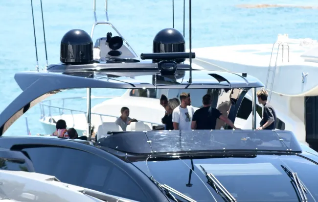David Beckham y Victoria Beckham reciben a sus familiares y amigos en su yate.