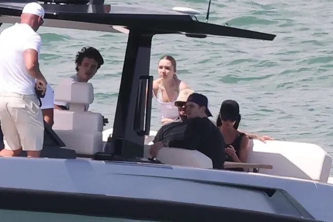 David Beckham y Victoria Beckham en un barco con sus hijos.