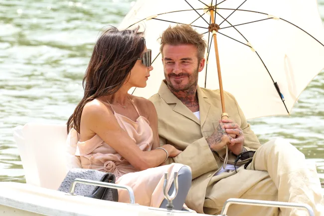 David Beckham y Victoria Beckham en un barco.