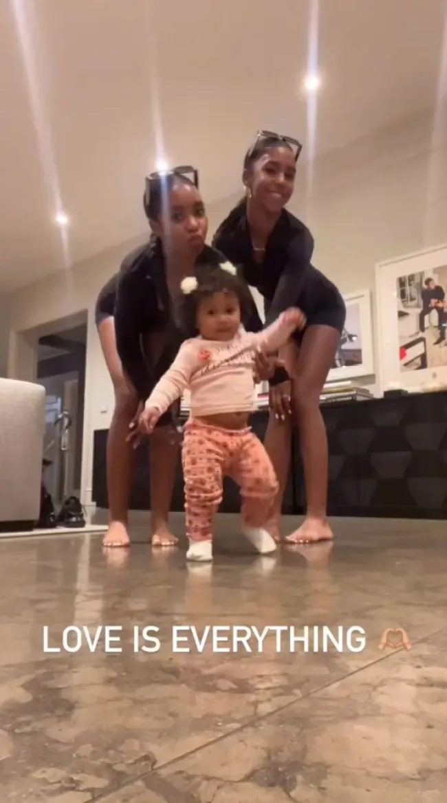 Tres de las hijas de Diddy dentro de su casa en Los Ángeles.