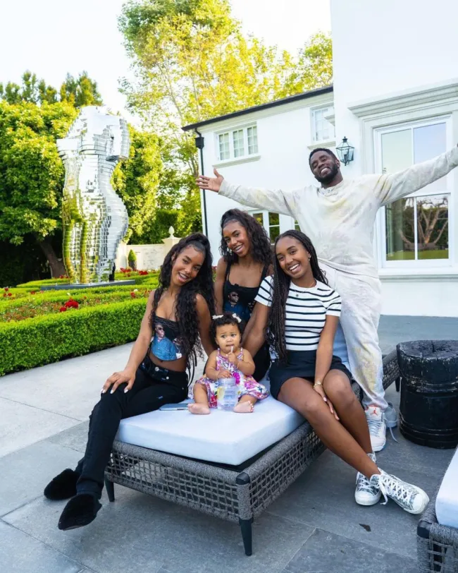 Diddy y sus hijos en su patio trasero de Los Ángeles.