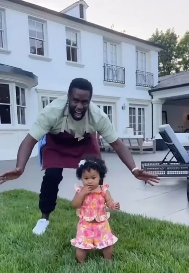Diddy y su hija Love en su patio trasero.