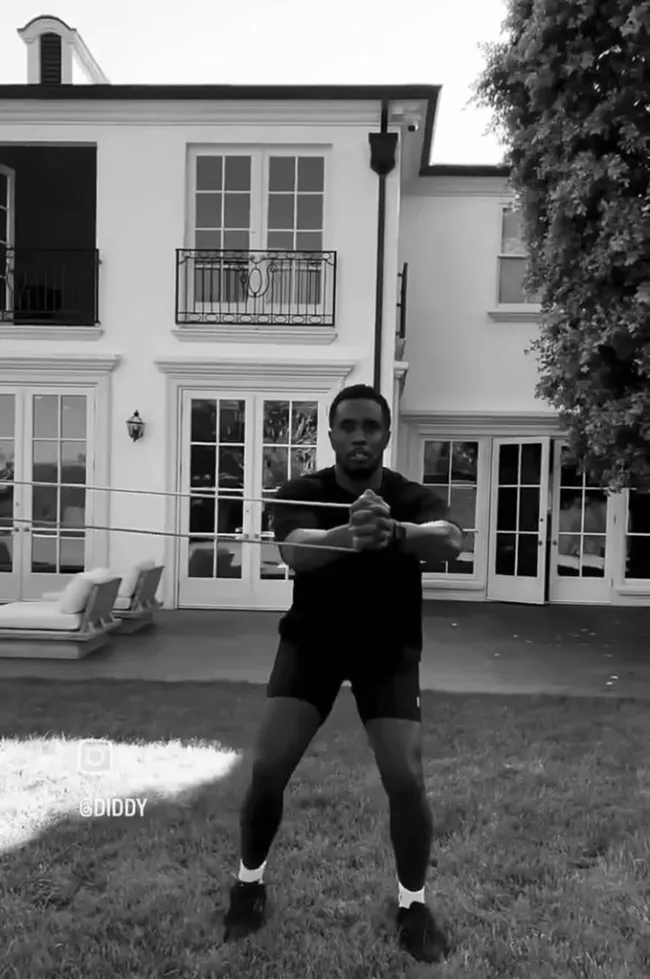 Diddy haciendo ejercicio en su patio trasero.