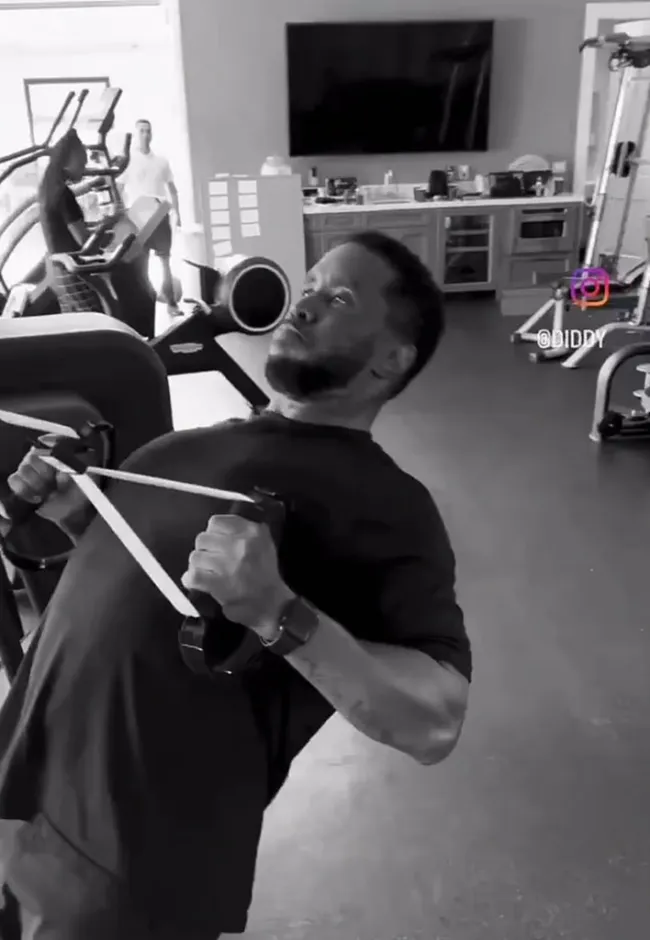 Diddy haciendo ejercicio en el gimnasio de su casa.