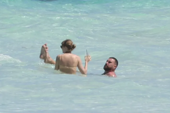 Taylor Swift y Travis Kelce en la playa de las Bahamas.