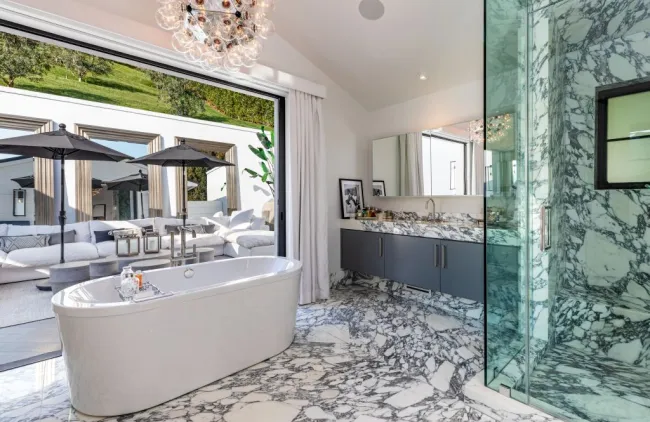 El baño de Rihanna y A$AP Rocky en Beverly Hills.