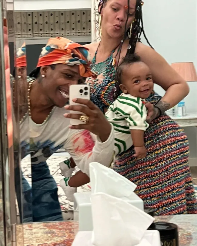 Rihanna y A$AP Rocky' con su hijo.