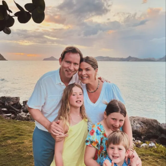 Jenna Bush Hager y Henry Hager posando con sus tres hijos