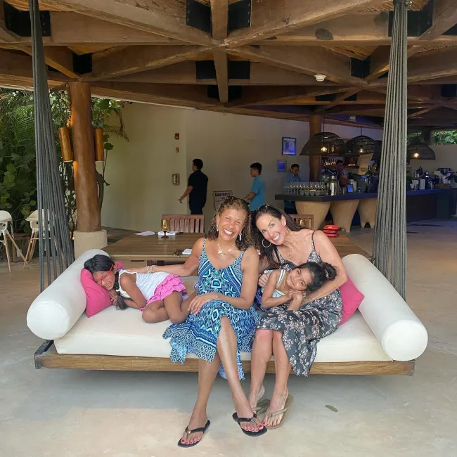 Hoda Kotb y Karen Swensen sentadas con las hijas de Kotb
