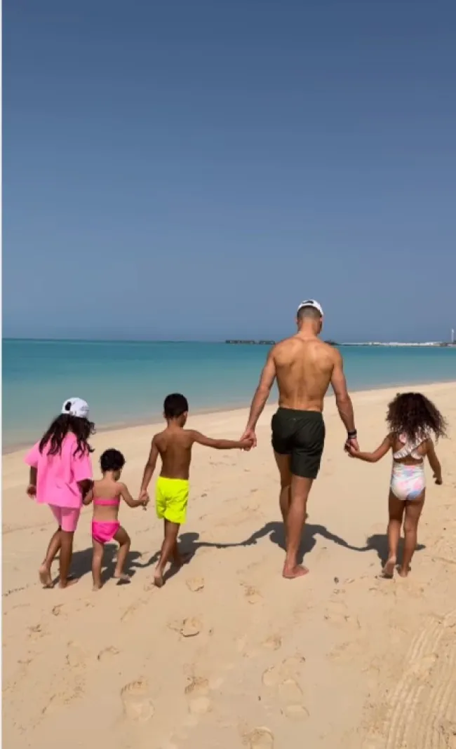 Cristiano Ronaldo con sus hijos en una isla de Arabia Saudita.