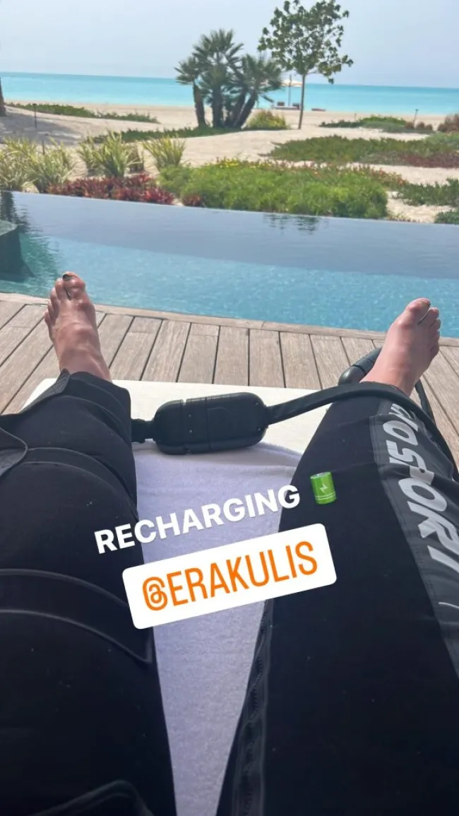 Cristiano Ronaldo relajándose junto a la piscina de The St. Regis Red Sea Resort.