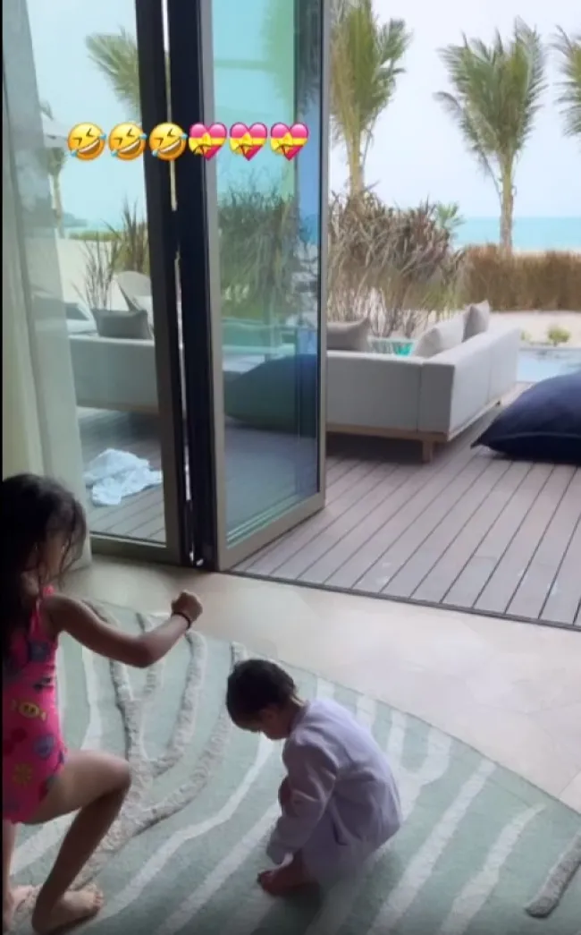 Los hijos de Cristiano Ronaldo en The St. Regis Red Sea Resort.