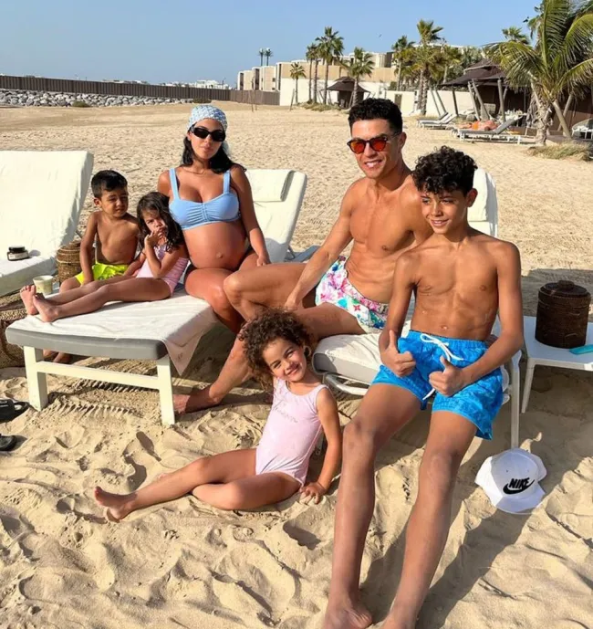 Cristiano Ronaldo y Georgina Rodríguez con cuatro de sus hijos.