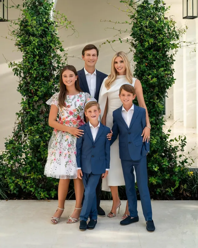 Ivanka Trump y Jared Kushner con sus hijos.