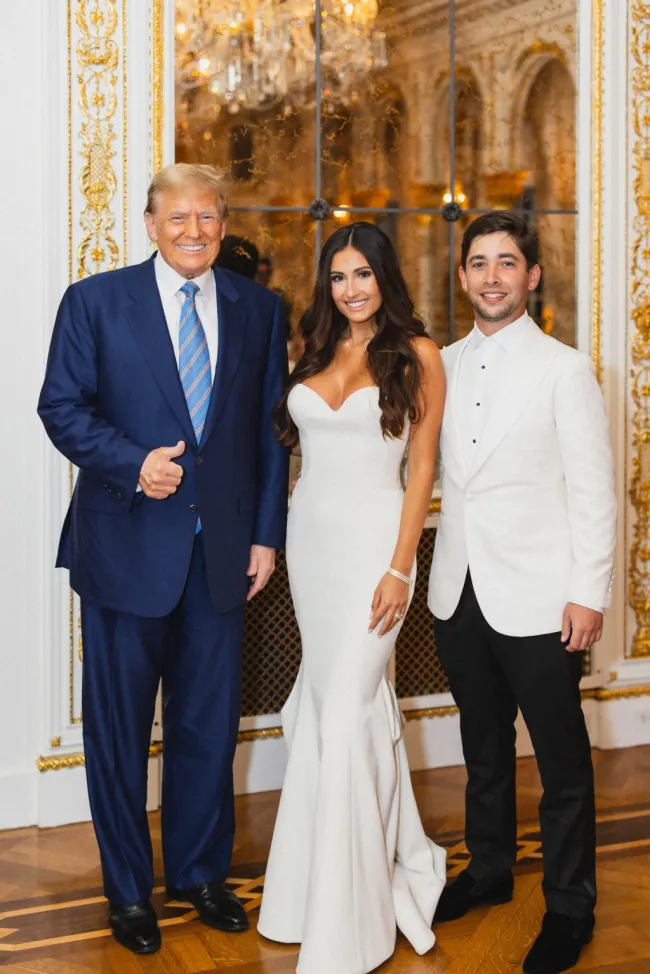 Donald Trump, Jarod y Alexa Malnik en su boda en Mar-a-Lago.