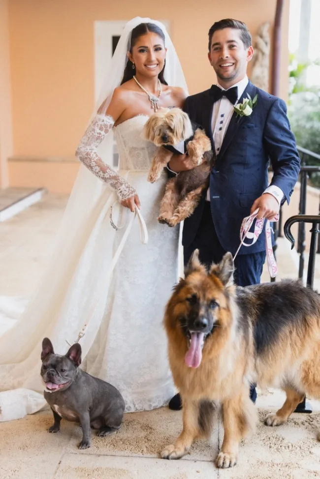 Jarod y Alexa Malnik el día de su boda con sus perros.
