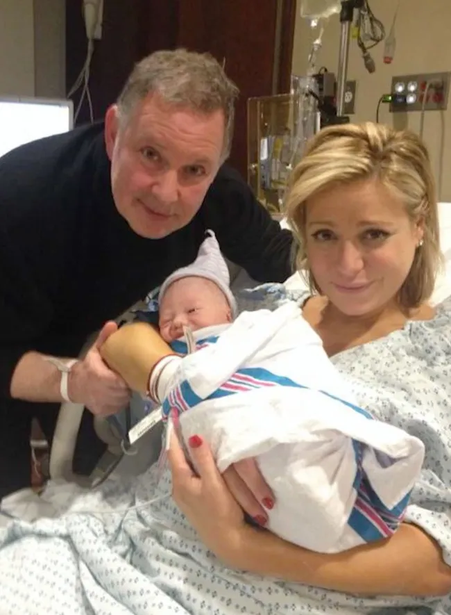 PK Kemsley y Dorit Kemsley posando con su bebé
