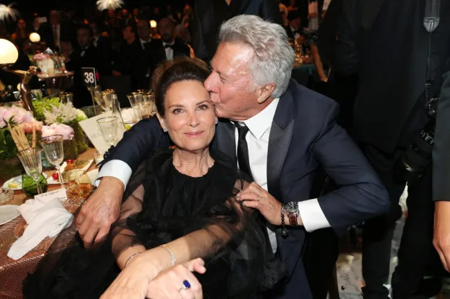 Dustin Hoffman besando a su esposa Lisa en la cabeza