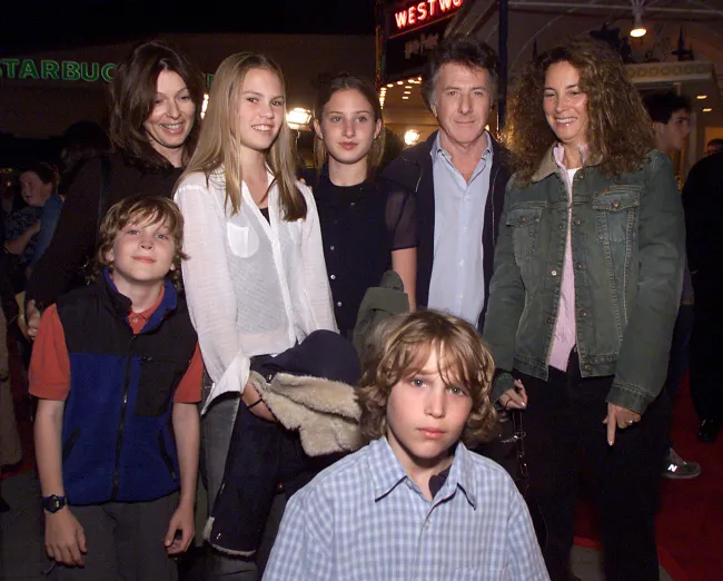 Dustin Hoffman y su esposa Lisa (derecha) con sus hijos y amigos