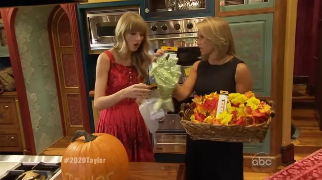 Taylor Swift y Katie Couric en su cocina de Nashville