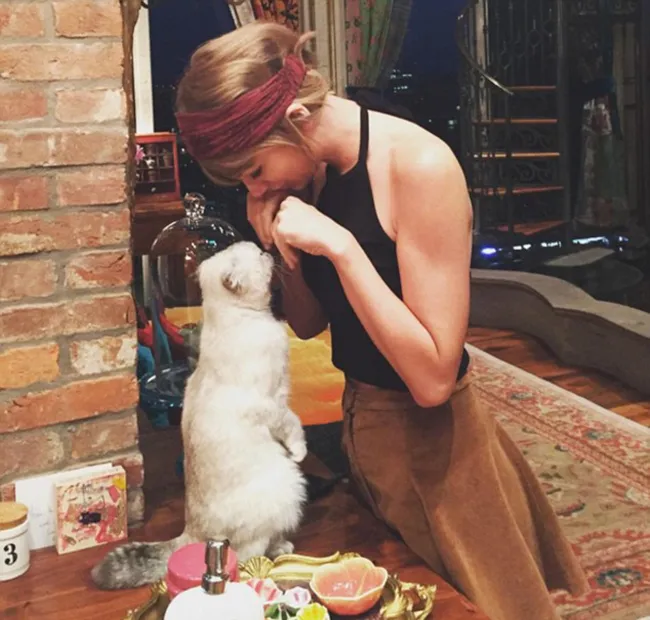 Taylor swift y su gato en su apartamento de Nashville.